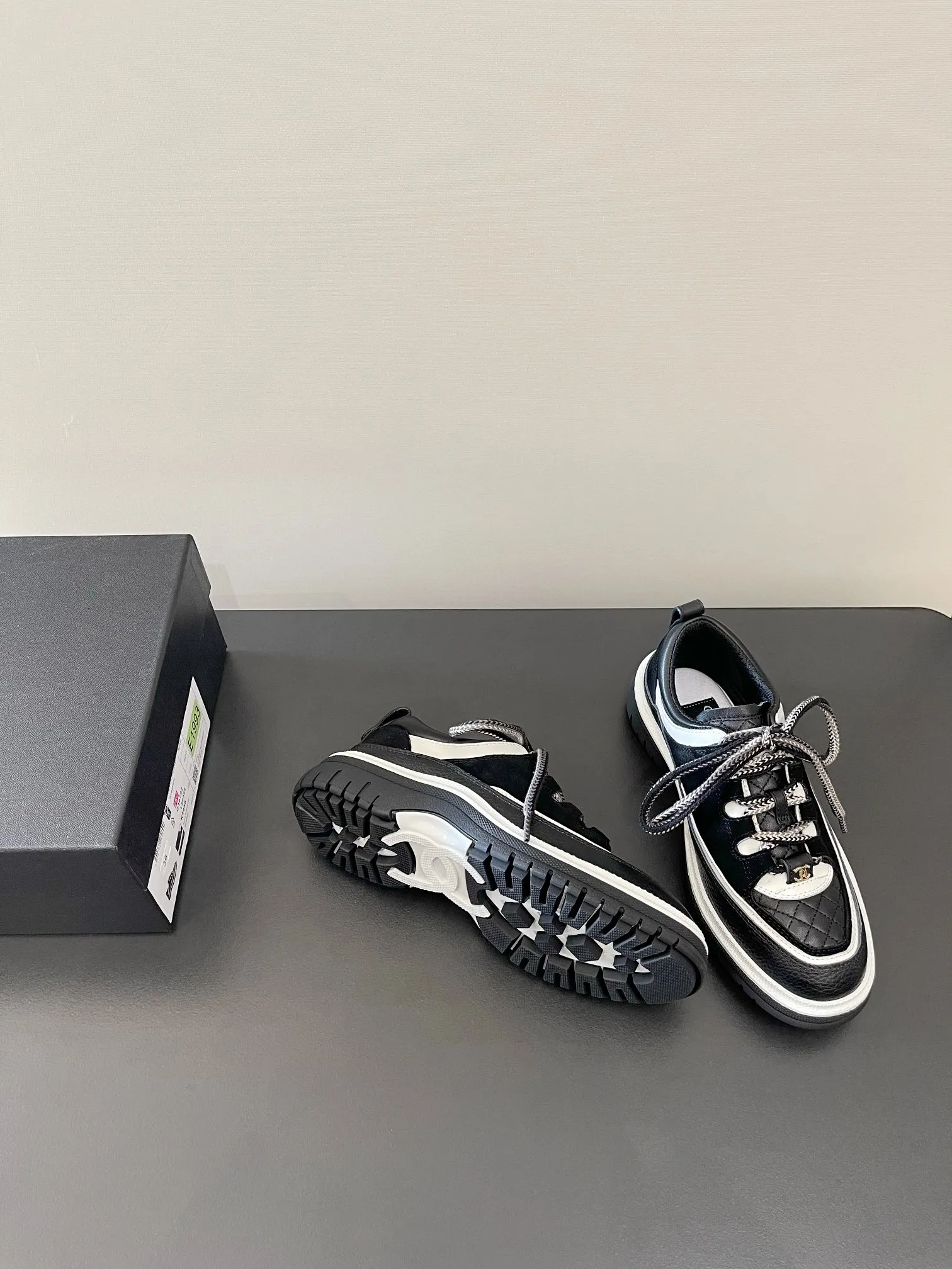 👟👟Ex-factory price 560👟👟 𝐂𝐇𝐀𝐍𝐄𝐋 Chanel's latest diamond lace sports sneakers in new colors ✔️ Full cowhide leather surface. The new color matching fabric adds many elements to make it look very delicate. When you put it on, your legs will become longer in seconds. The authentic replica of the counter. The upper part can be said to be really super good! Size: 35-41 original packaging